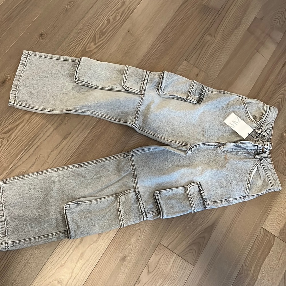 Zara Cargo Pants. These are men’s but can be unisex. The fit is nice 👍🏻